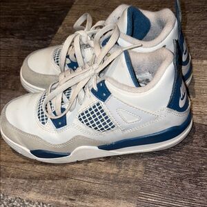 Nike Kids Sneakers in White and Navy